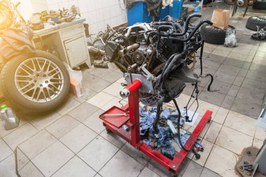 Bir vinç üzerine monte edilmiş yedek kullanılmış motor,