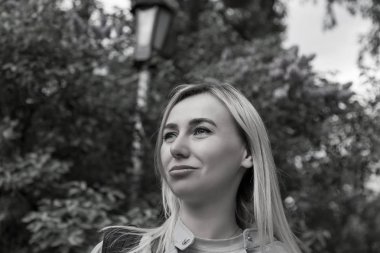 T üzerinde tek renkli bir görüntü sarışın bir kız siyah-beyaz portre