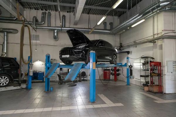 Siyah araba Porsche Cayenne açık bir başlık ile bir fou kaldırdı