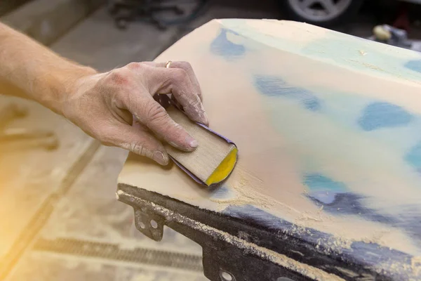 A man prepares a car body element for painting after an accident — Stock Photo, Image