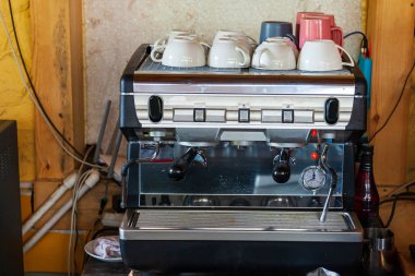 Ma için bir bar veya kafede üstüne kupalar ile Elektrikli kahve makinesi