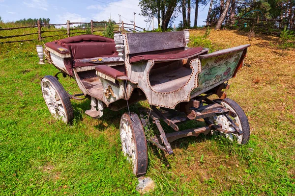 Sebuah kereta tua terbuat dari kayu dengan roda besar tanpa kuda o — Stok Foto