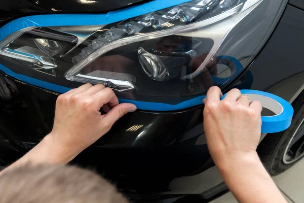 Mavi kağıt bant ile Kafkas görünüş bir adam bir Bo sıvalar