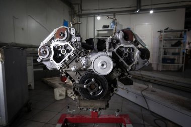 Bir vinç üzerine monte edilmiş yedek kullanılmış motor,