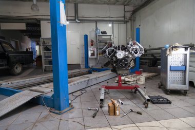 Bir vinç üzerine monte edilmiş yedek kullanılmış motor,