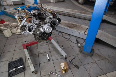 Bir vinç üzerine monte edilmiş yedek kullanılmış motor,
