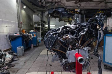 Bir vinç üzerine monte edilmiş yedek kullanılmış motor,