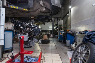 Bir vinç üzerine monte edilmiş yedek kullanılmış motor,