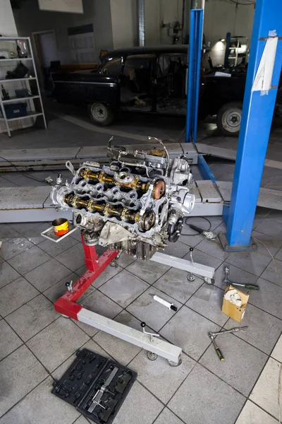 Sostituzione motore usato montato su una gru per l'installazione su un — Foto Stock