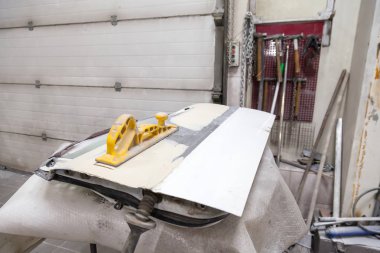 Uygulama dan önce tesviye için kapı elemanı araba Emery gönderen