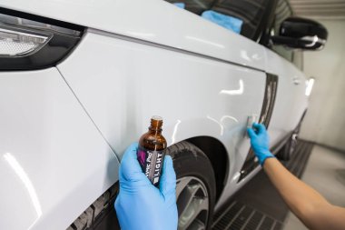 Bir nano-seramik kaplama Seramik Pro 9h bir uygulama süreci