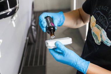 Bir nano-seramik kaplama Seramik Pro 9h bir uygulama süreci