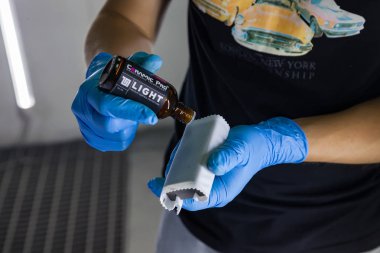 Bir nano-seramik kaplama Seramik Pro 9h bir uygulama süreci