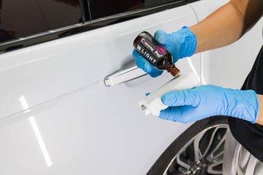 Bir nano-seramik kaplama Seramik Pro 9h bir uygulama süreci