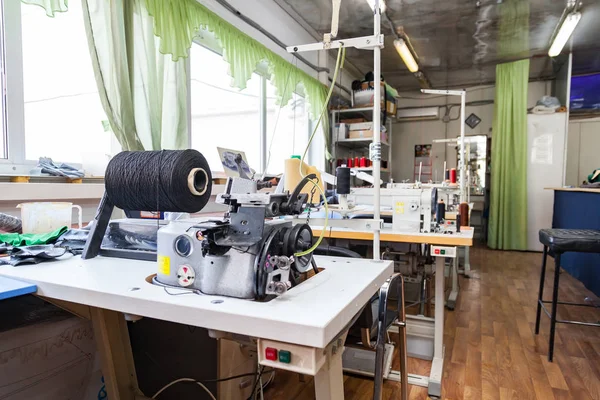 Máquina de coser profesional para bordar y hacer ropa en —  Fotos de Stock