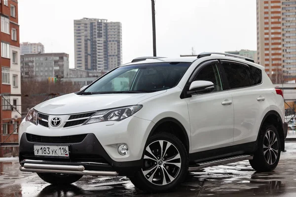 Vista laterale anteriore di Toyota RAV4 2015 anno in colore bianco dopo cl — Foto Stock