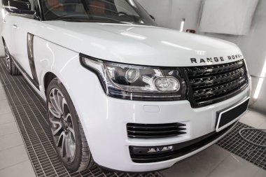 Beyaz ve siyah Land Rover Range Rover Otobiyografi ön görünüm 