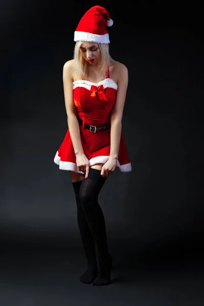 Jeune belle fille blonde dans un costume rouge sexy Snow Maiden ou — Photo
