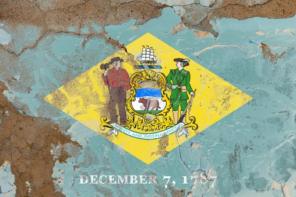 Delaware grunge, poškozená, škrábnutí, stará vlajka stavu stylu na stěně. — Stock fotografie