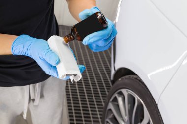 Nano seramik bir kooperatifin bir damlasını uygulama ve damlatma süreci