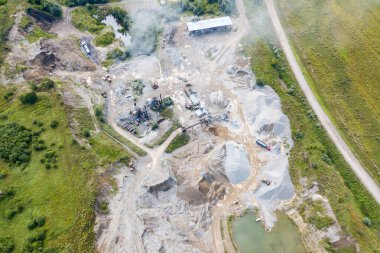 Üretim ve temizlik ovmak için küçük bir tesisin havadan görünümü