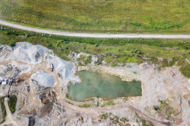 Üretim ve temizlik ovmak için küçük bir tesisin havadan görünümü