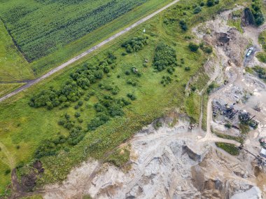Üretim ve temizlik ovmak için küçük bir tesisin havadan görünümü