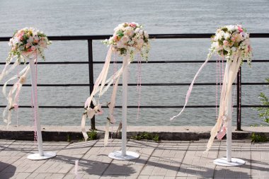 Dekoratif, gülleri süslemek ve şakayıkları kurdelelerle süslemek içindir. 