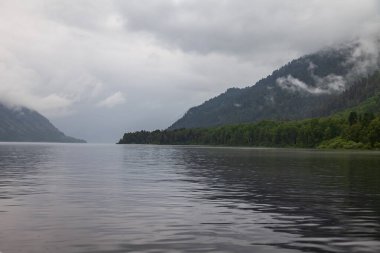 Altai dağlarındaki bir göl ya da deniz üzerindeki bulutlu gri arazi.