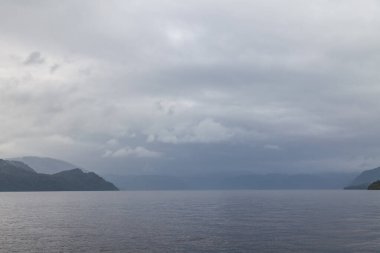 Altai dağlarındaki bir göl ya da deniz üzerindeki bulutlu gri arazi.