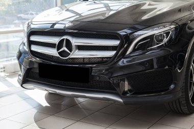 Siyah Mercedes Benz Gla sınıfı 2016 yılı koyu gra ile ön manzara