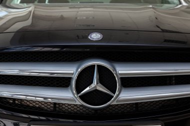 Siyah Mercedes Benz Gla sınıfı 2016 yılı ön ızgara manzaralı