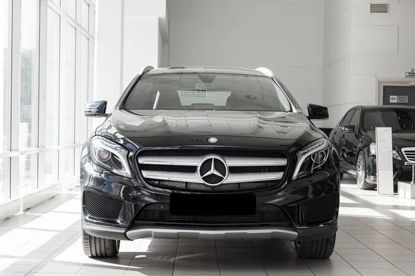 Black Mercedes Benz Gla class 2016 rok pohled zepředu s tmavou gra — Stock fotografie