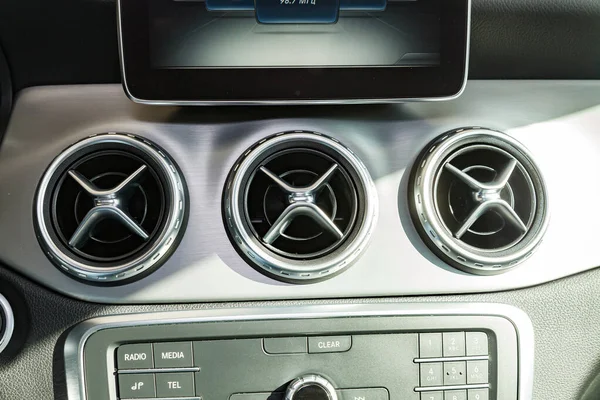 Widok na czarne wnętrze Mercedes Benz Gla z deską rozdzielczą, — Zdjęcie stockowe