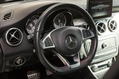 Gösterge paneliyle Mercedes Benz Gla 'nın siyah iç yüzüne bak, 