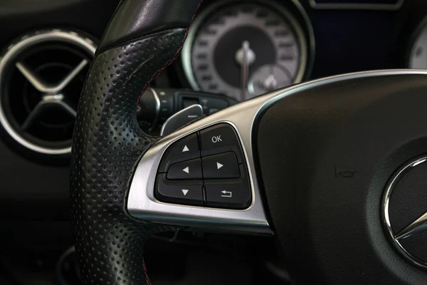 Vista para o interior preto do carro com painel, volante — Fotografia de Stock