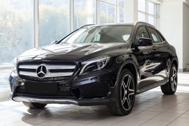 Siyah Mercedes Benz Gla sınıfı 2016 yılı koyu gra ile ön manzara