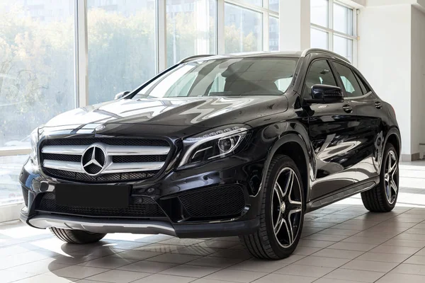 Black Mercedes Benz Gla class 2016 rok pohled zepředu s tmavou gra — Stock fotografie