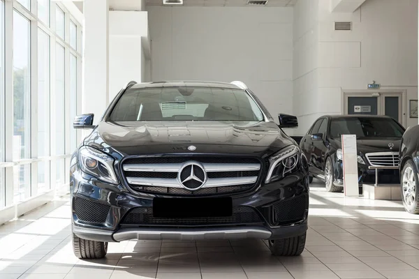 Black Mercedes Benz Gla class 2016 rok pohled zepředu s tmavou gra — Stock fotografie