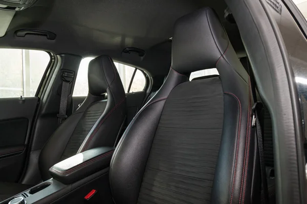 Vue vers l'intérieur noir de la voiture avec sièges avant en cuir de sport — Photo