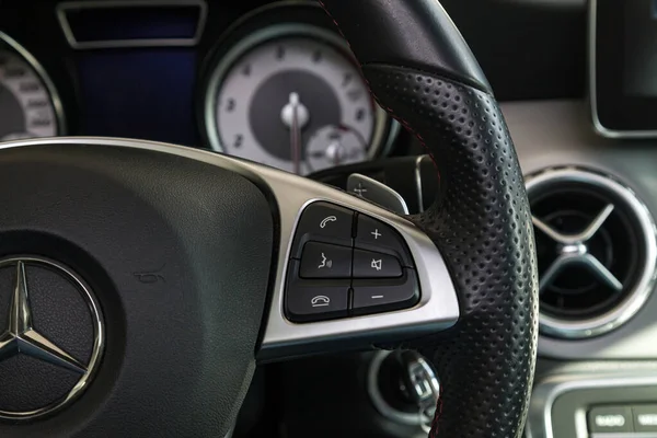 Vista para o interior preto do Mercedes Benz GLA com painel , — Fotografia de Stock