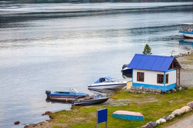 Sahildeki Altai Dağları 'ndaki evin havadan görünüşü 