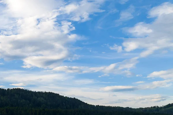 Blue sky with white clouds on a sunny summer day. Freshness, par Royalty Free Stock Images