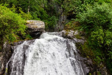 Gri-b ile Altay Dağları'nın arka büyük bir şelale