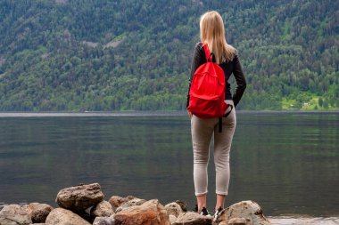 Stan gibi genç ve güzel sarışın bir kadının arkasından bak.