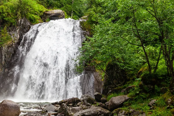 A large waterfall in the back of the Altai Mountains with gray-b — Stock Photo, Image