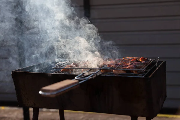 Close-up van het bereidingsproces shashlik van varkens-of rundvlees — Stockfoto