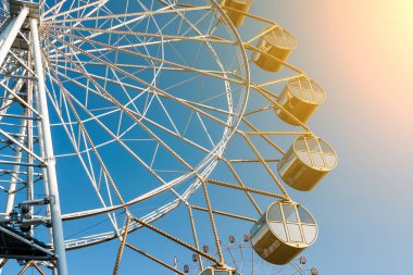 Mavi gökyüzüne karşı büyük bir dönme dolaba yakın plan.