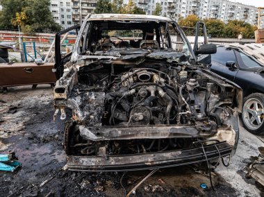 Bir yangın veya bir otoparkta bir kaza dan sonra yanmış bir araba kaplı