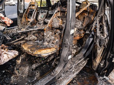 Yangından ya da otoparktaki bir kazadan sonra yanan bir araba.